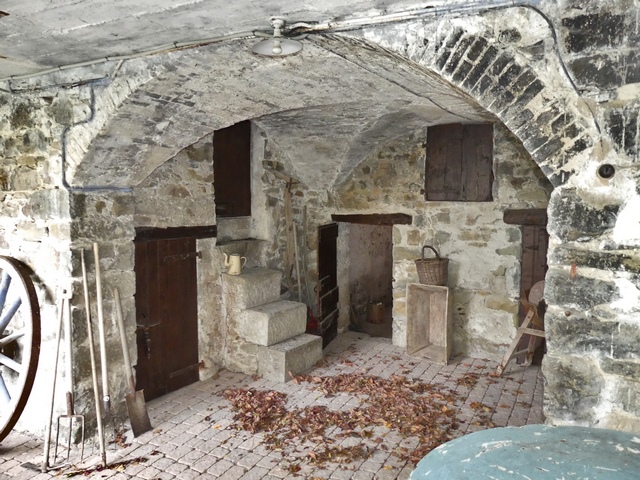 Bâtiment du logis. Premier étage de soubassement, porche couvert. Vue de volume prise du nord-est.