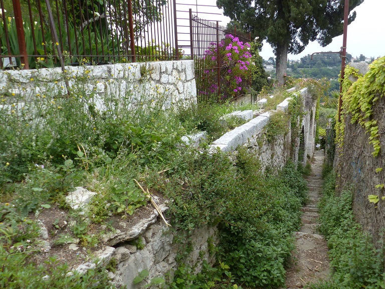 Aqueduc amenant l'eau au moulin. Vue prise du nord-ouest.