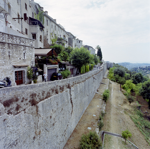 Enfilade de la courtine médiane ouest entre les deux bastions plats.