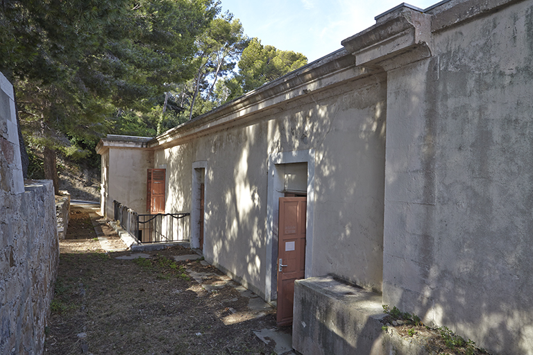 Caserne, façade postérieure,  vue du ressaut de la 1ere section d'artillerie.