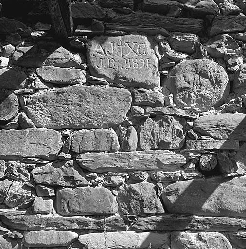 Inscription gravée sur une pierre du mur-gouttereau nord.