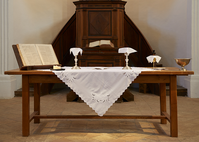 Présentation du mobilier du temple de protestants de Lourmarin