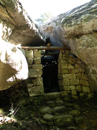 Les Roches d'Annot, section B3. Abri troglodytique aménagé entre deux blocs rocheux formant surplomb : entrée en pierre sèche.