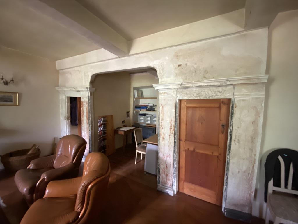Alcôve de lit et placards latéraux aménagés au 18e siècle dans une chambre transformée aujourd'hui en salon.