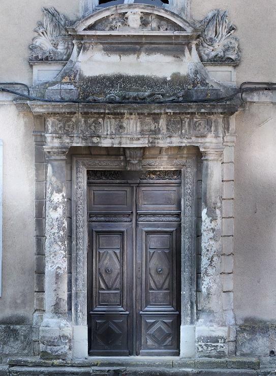 Portail d'entrée sur rue du corps de bâtiment central avant restauration, 2018. 