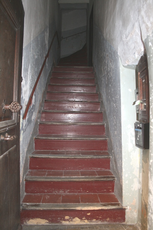 Village. Rue du Couvent, parcelle G 16. Escalier de distribution intérieur droit, puis tournant en vis en fond de parcelle (vue 1/4). Vue d'ensemble de la volée inférieure.