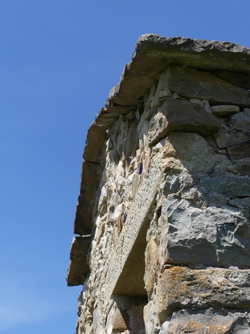 Avant-toit et saillie de rive en lauzes de grès, « cabanon » à la Longeagne.