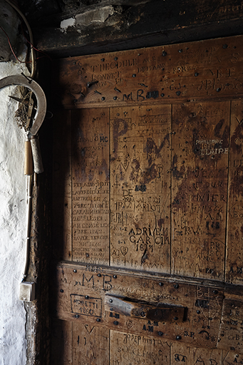 Porte entièrement couverte d'inscriptions de bergers, dans la cabane de Chalufy (Thorame-Basse). La plus ancienne date de 1840.