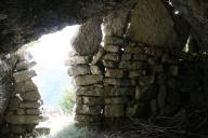 Abri de berger de type troglodytique (Blieux, le Villard). Obturation par un montage en lit de pierre sèche et sur champ.