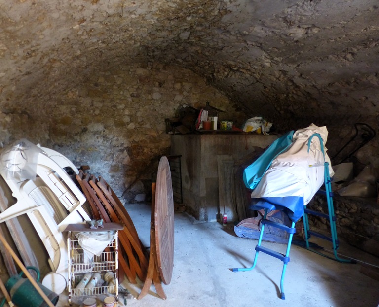 Maison (1833 B 308, 2025 B 171). Cellier-cuvage avec une cuve vinaire maçonnée.