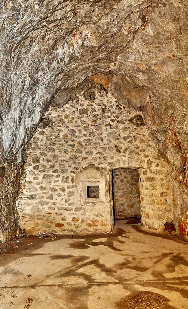 Batterie de 1861 et 1880,  interieur du magasin à poudre en caverne de 1890, mur de refend vers le sas, avec créneau à lampe 