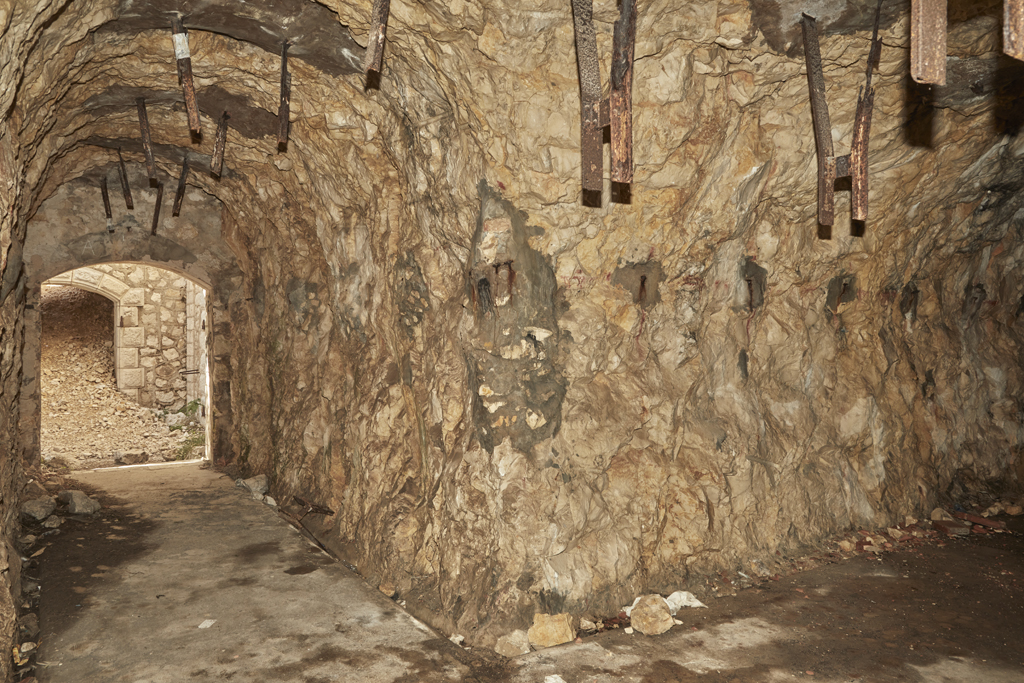 Intérieur d'un magasin caverne à projectiles sous la batterie de mortiers (b)