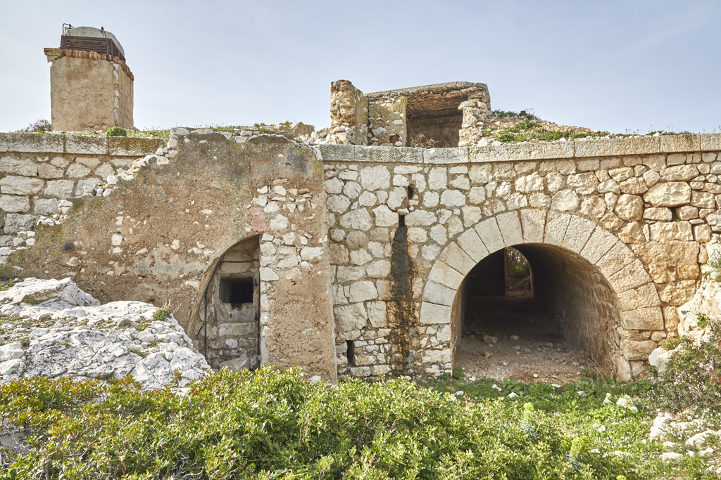 Détail du côté Est de la traverse-abri (j), revêtement, escalier extérieur, entrée du tunnel,  et cheminée de l'abri casematé