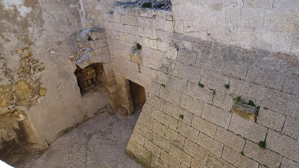 Détail extérieur de la face nord de la tour : embase talutée et, à l'est, mur en pierre de taille, vestige de l'ancien ravelin