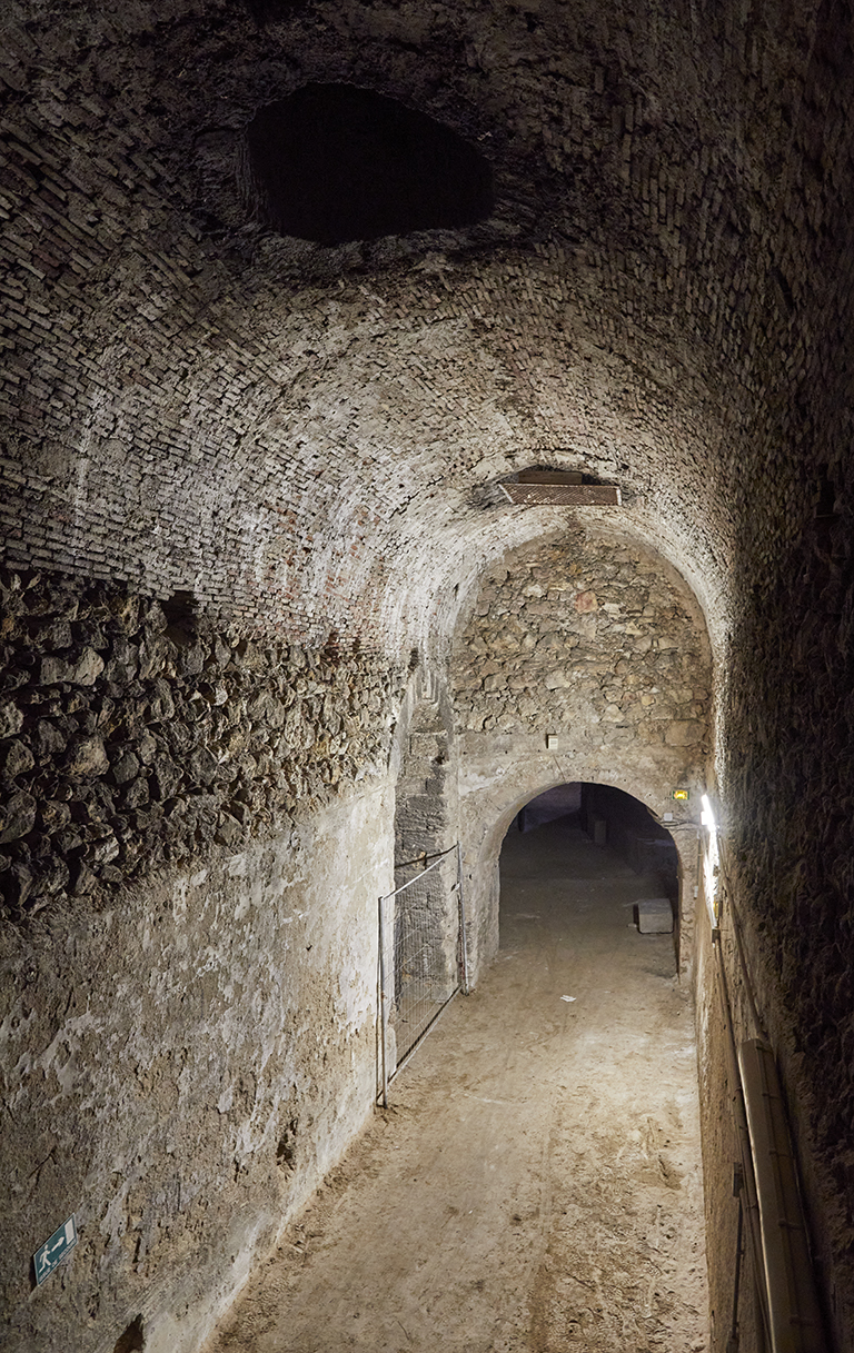  Fort Ganteaume : grande galerie souterraine communiquant de la Porte Marine aux casemates souterraines du Front Est.