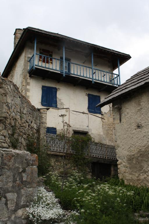 Peyresq. Maison préservée avec balcon filant orienté au sud au dernier étage d'habitation (parcelle C 575).