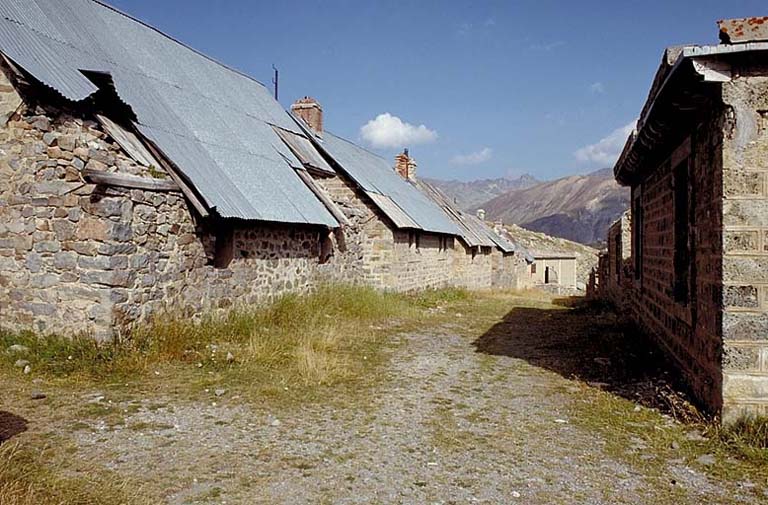 Rangée centrale de chalet, vue prise de l'ouest.