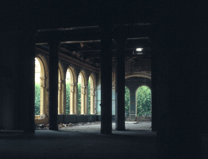 Rez-de-chaussée surélevé. Aile ouest. Salle de boules. Vue d'ensemble depuis le hall sud.