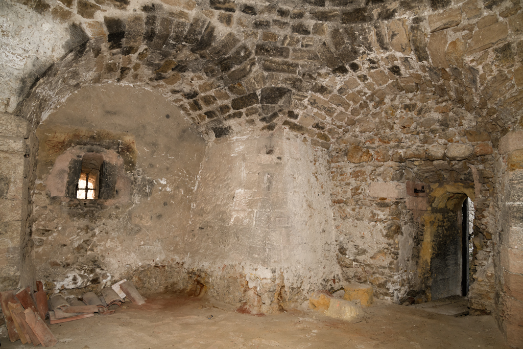 Donjon, casemate basse de la tour sud-est, angle saillant du corps carré, niches des canonnières de flanc, celle de droite devenue poterne