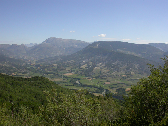 Le territoire communal de Clumanc vu depuis Saint-Martin, au sud-ouest : au centre la vallée de l'Asse, à droite le plateau de Douroulles.