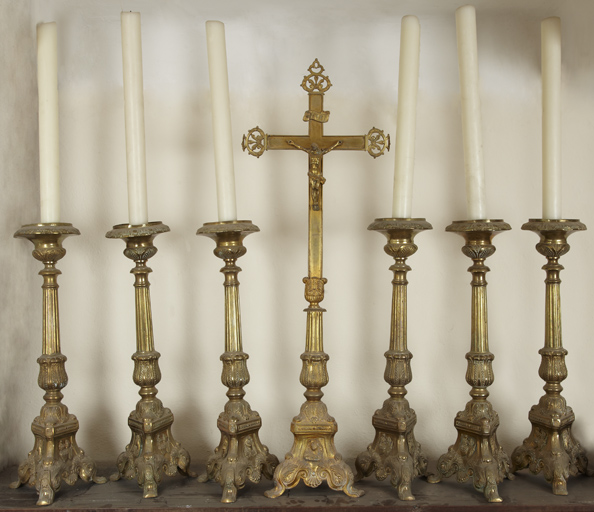 Garniture d'autel composée d'une croix d'autel et de six chandeliers d'autel