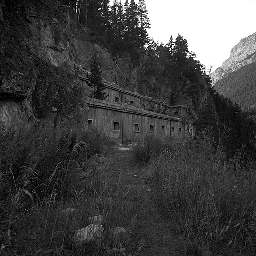 Groupe de la Vallée Etroite. Ouvrage 926. Vue d'ensemble du casernement pris de l'extrémité est de la plateforme.