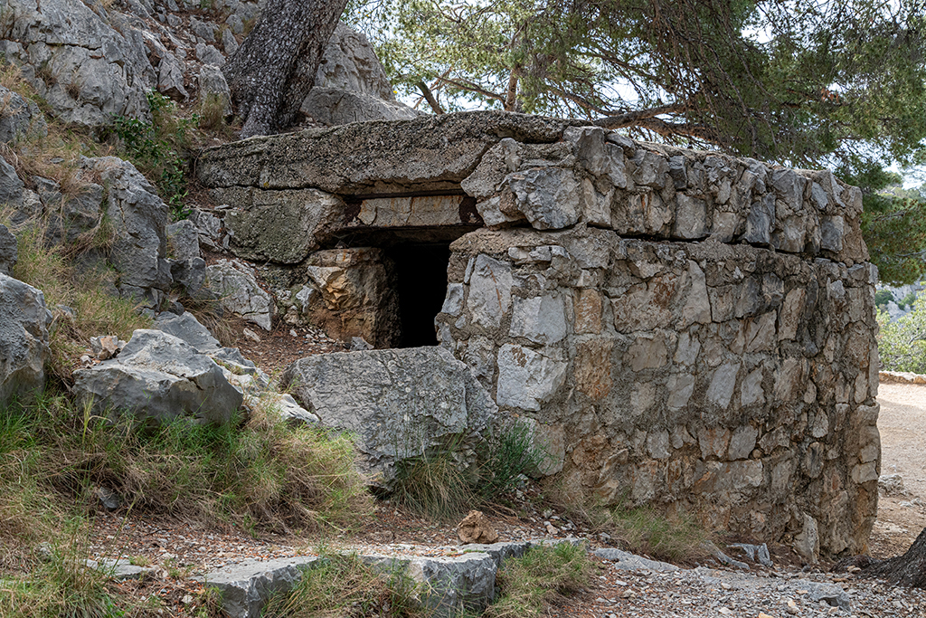 Petit abri en béton et pierre, associé à un poste MG allemand, sur le chemin de la côte Est de la presqu'île