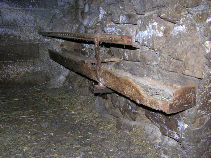 Les Clapières. Entrepôt agricole B 435. Crèche monoxyle.