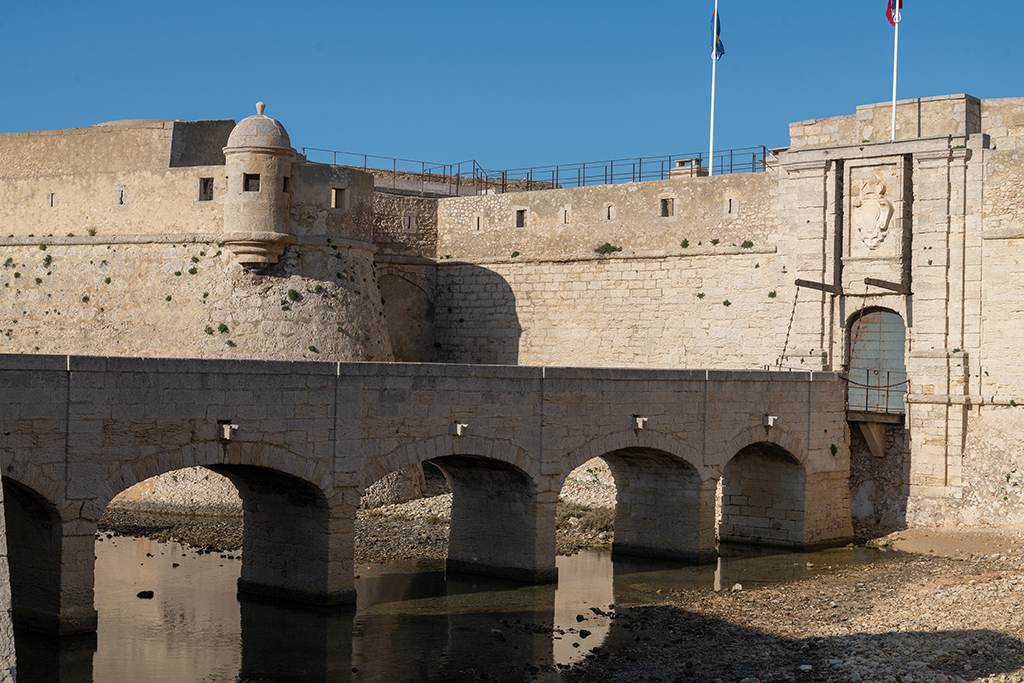 Détail du front d'entrée du fort : Pont dormant, porte à pont-levis, courtine et orillon du demi-bastion de droite (sud-est)