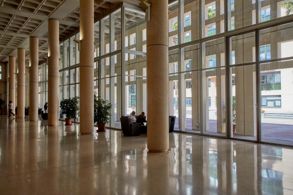 Bloc plénier. Vue détail de les baies vitrées éclairant le couloir situé à l'avant de l'hémicycle.