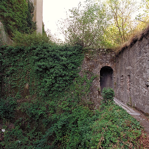 Fossé 35. Vue extérieure de la galerie caponnière et de la poterne.