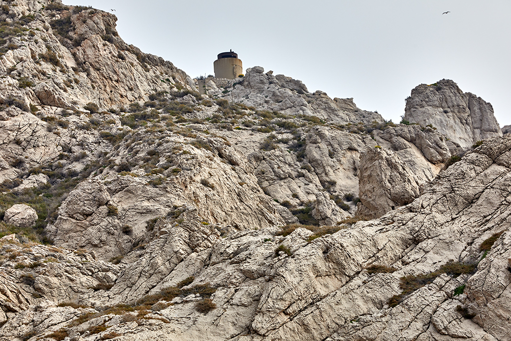 Poste de direction de tir auxiliaire du fort Napoléon dans de l'île Maïre, tourelle sur le point culminant, vue de la mer