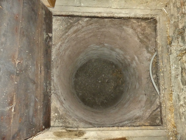 Bâtiment du logis, partie ouest. Rez-de-chaussée surélevé, remise-fenil. Vue plongeante sur l'intérieur de la cuve vinaire du cellier (étage de soubassement).