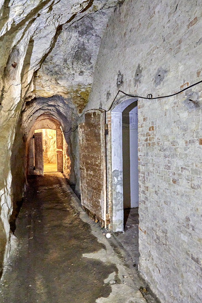 2e branche de galerie du souterrain caverne et entrée d'un magasin