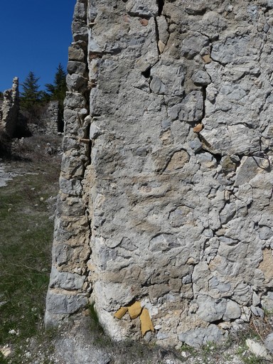 Contrefort taluté accolé. Ferme au hameau des Dades (Ribiers).