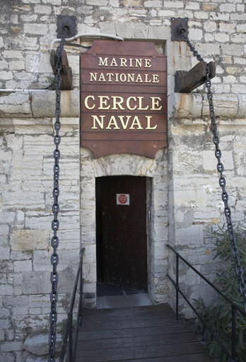 Porte du fort, tableau de rabattement du pont-levis, et faux pont-levis décoratif.