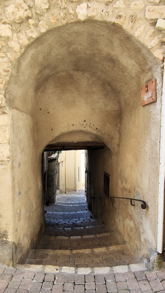 Rue Lou Calada couverte d'une maison (1833 B 76, 2025 B 131). 