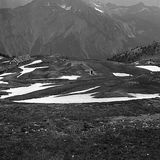 Plateau du Gondran. Batterie (modernisée) et baraque d'officier n° 2, à contrepente du sommet des Anges, vue prise derrière l'ouvrage C vers le nord-ouest.