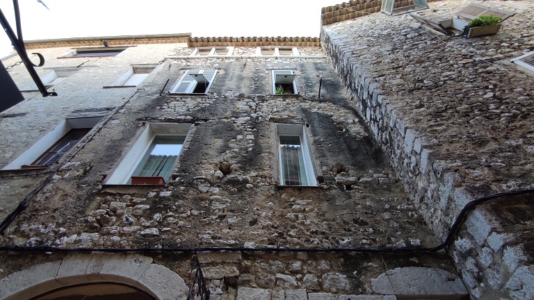 Maison (2022 AY 211). Corniche en pierre de taille calcaire profilée en quart-de-rond soulignant le dernier niveau de l'élévation. 