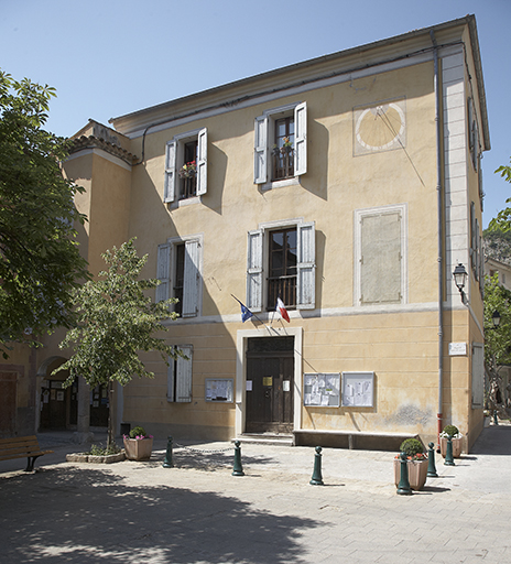 La Mairie. Façade principale sud sur la place Charles-Panier.