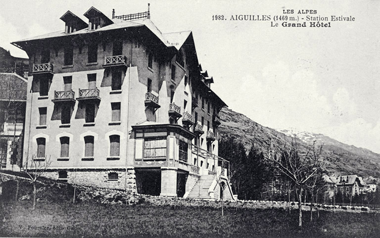 hôtel de voyageurs dit le Grand Hôtel, Aiguilles (1469 m). Station  estivale. Le Grand Hôtel. [Vue prise du sud-ouest]. (IVR93_19930502186XB) -  Inventaire Général du Patrimoine Culturel