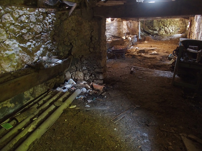 Ferme de l'Autreville (1841 G3 564). Etable avec le sol en terre battue. 