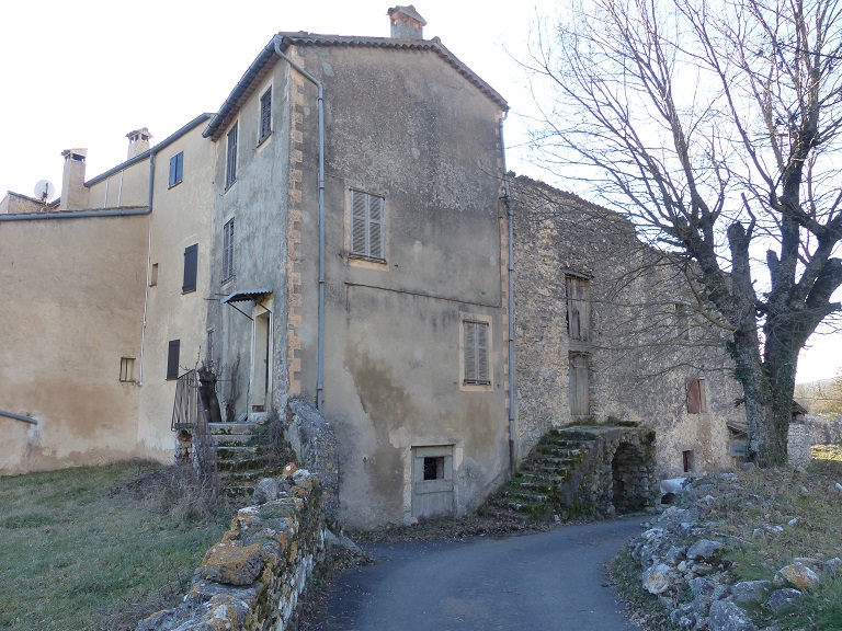 Maison (2023 E 231). Escalier extrérieur parallèle à la façade. 