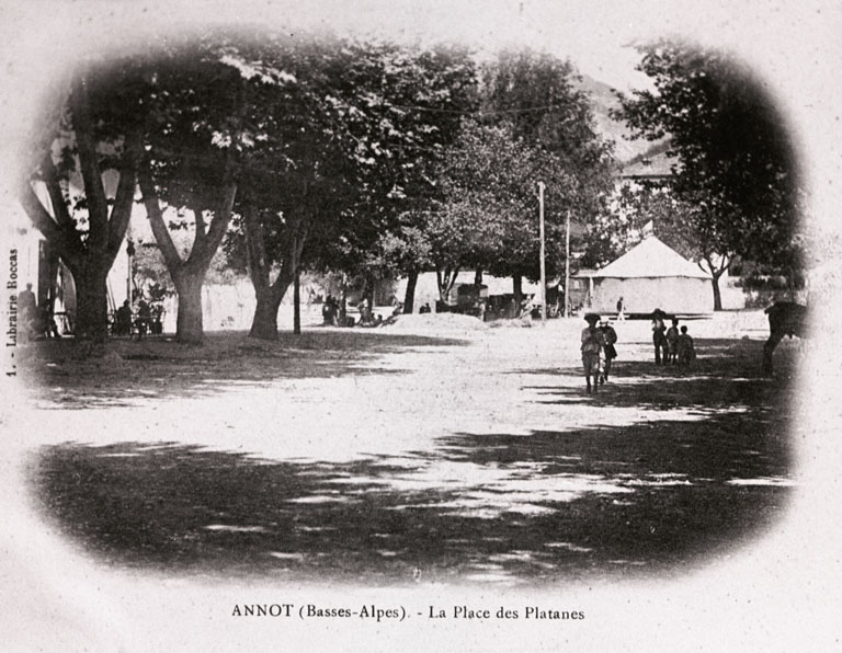 Annot (Basses-Alpes.). - La place des Platanes.