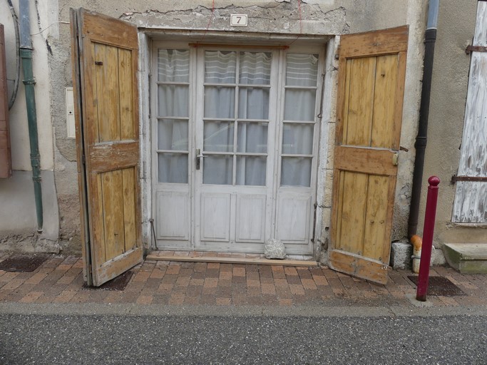 Baie boutiquière. Maison située au bourg de Ribiers (parcelle 1998 E2 1637).