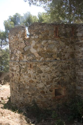 Enceinte, front d'entrée, détail de la tourelle d'angle creuse avec son créneau flanquant.