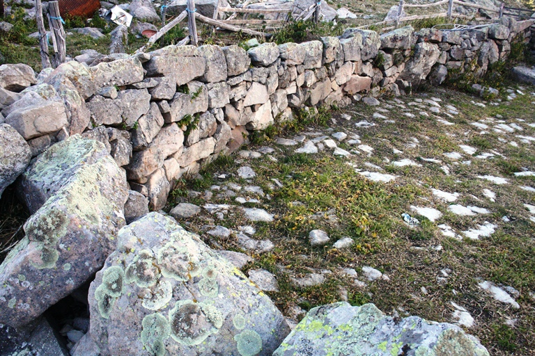 entrepôts agricoles ; cabanes pastorales ; ensembles pastoraux