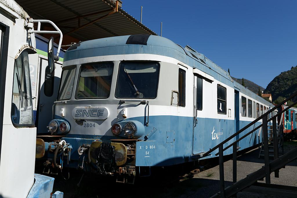 Matériel de transport ferroviaire : autorail X 2804 appartenant à la série des X 2800