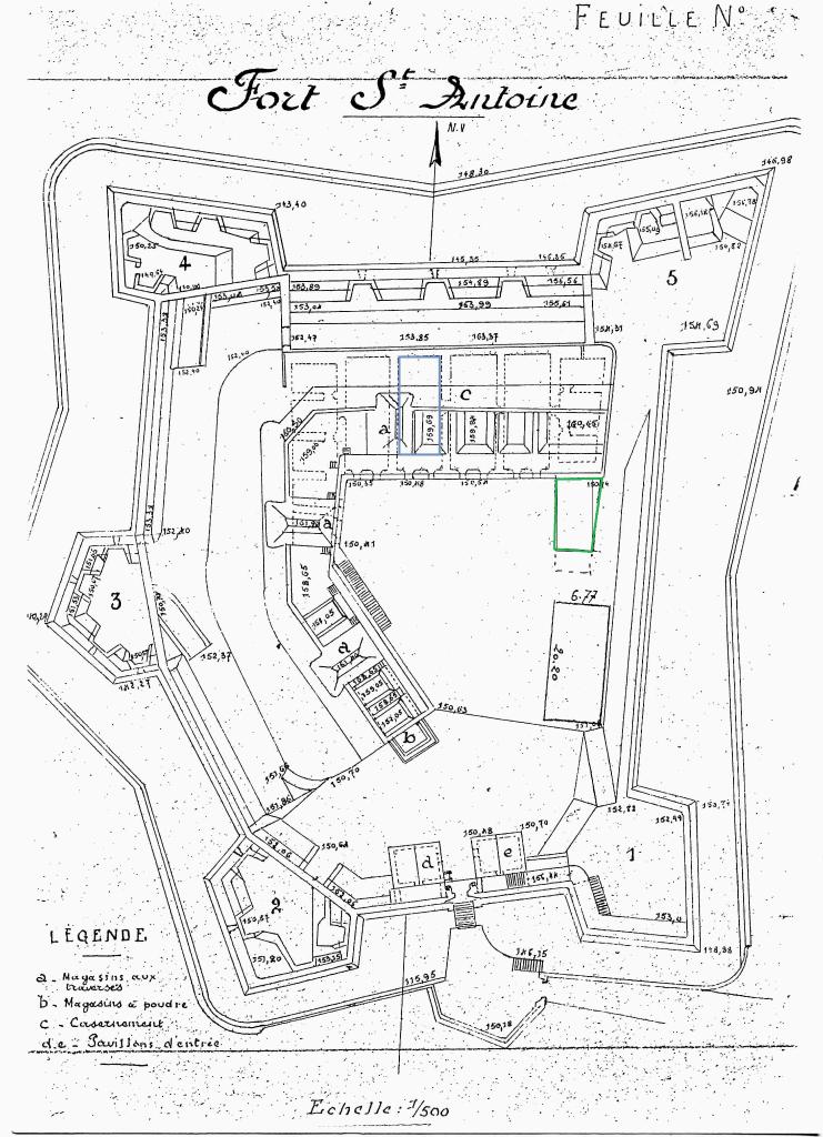Fort Saint-Antoine. [Plan], vers 1900. En surcharge, l'emplacement des peintures murales : en vert l'ancien garage, en bleu le casernement.