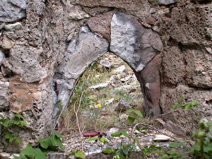 Peyroules, Ville. Bouche du four appareillée en arc brisé.